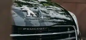voiture Peugeot noire