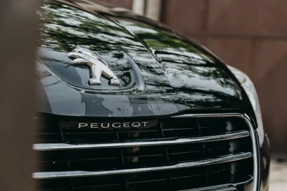 voiture Peugeot noire