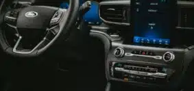 intérieur d'une voiture Ford