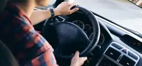 Un homme au volant d'une voiture