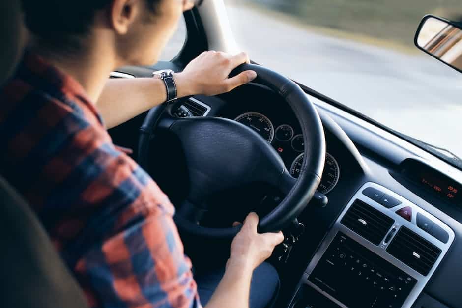 Un homme au volant d'une voiture