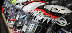 Comment choisir vos autocollants casque pour moto
