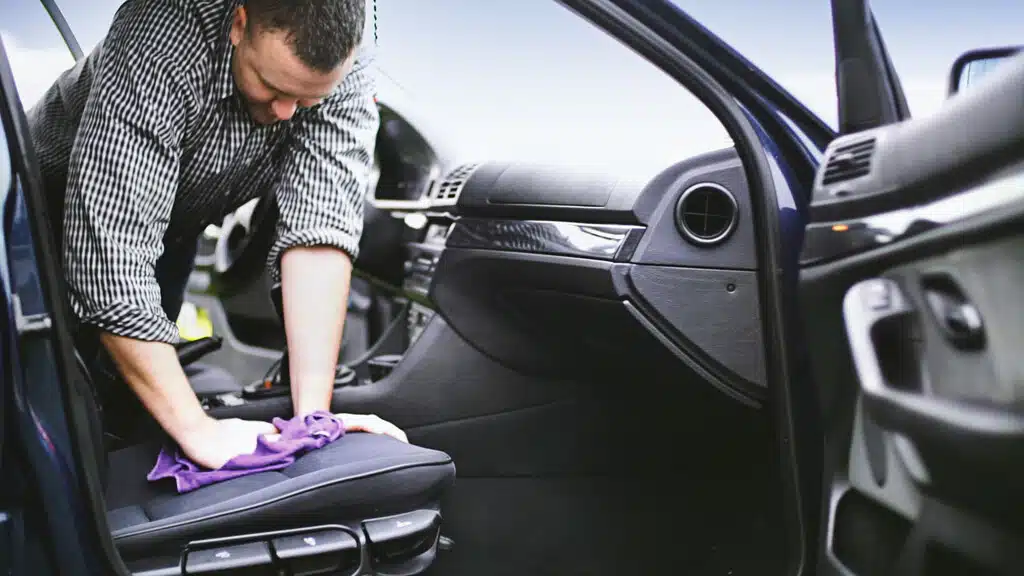 Des astuces naturelles pour nettoyer les sièges de votre voiture
