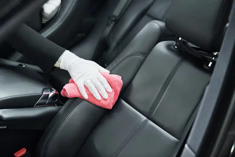 Des astuces naturelles pour nettoyer les sièges de votre voiture