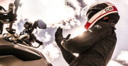 un motard enfilant ses gants