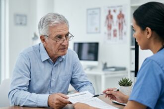 Conducteur âgé en consultation médicale pour le renouvellement de son permis de conduire