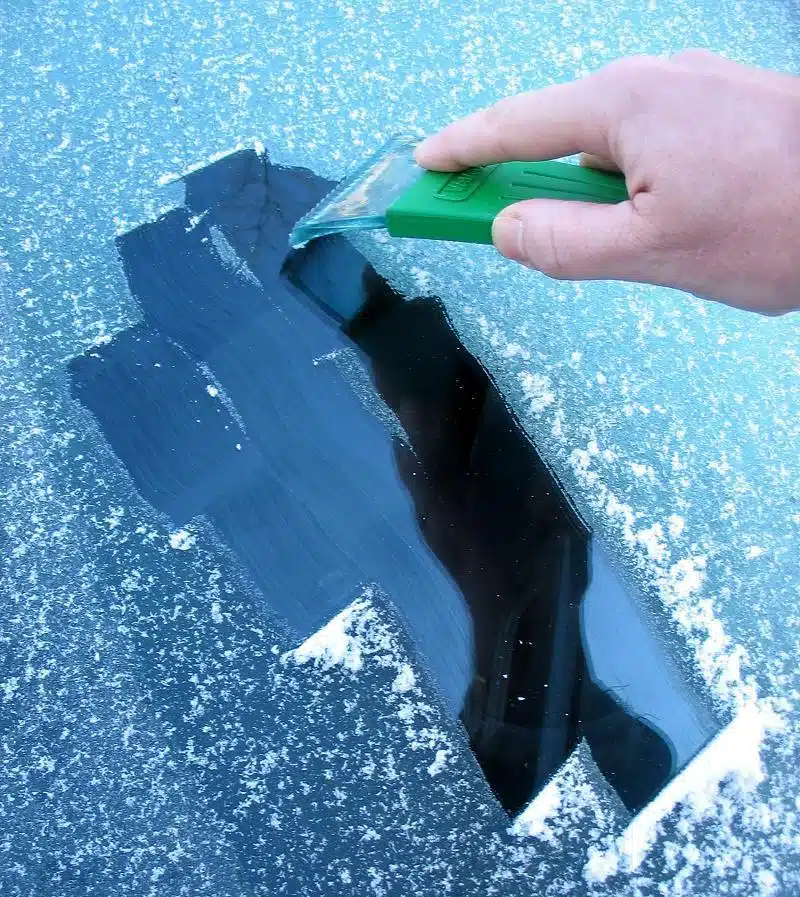 enlever le givre de son parebrise