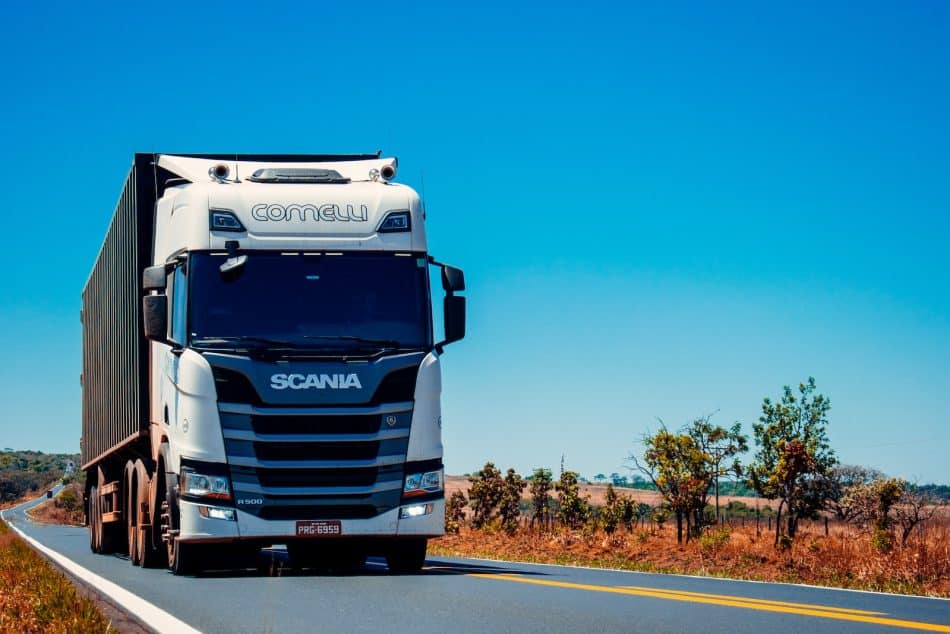 Camion circulant sur une route