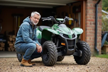 Homme d'âge moyen examinant un quad électrique dans son jardin