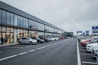Vue panoramique d'une rue de concessionnaires automobiles en Loire-Atlantique avec plusieurs enseignes et modèles exposés
