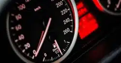 indicateur de vitesse d'une voiture