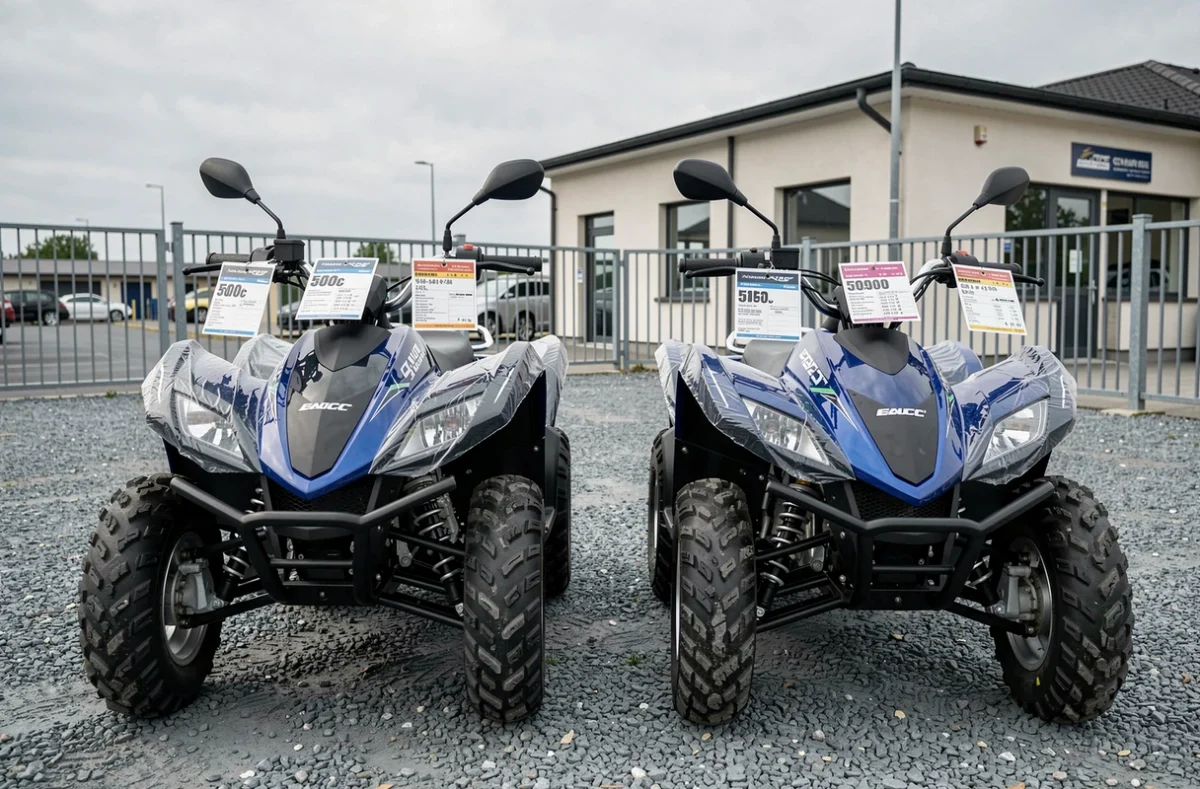 Deux quads 500cc côte à côte dans un parking de concessionnaire avec étiquettes de prix, illustrant le marché et le coût de l'assurance